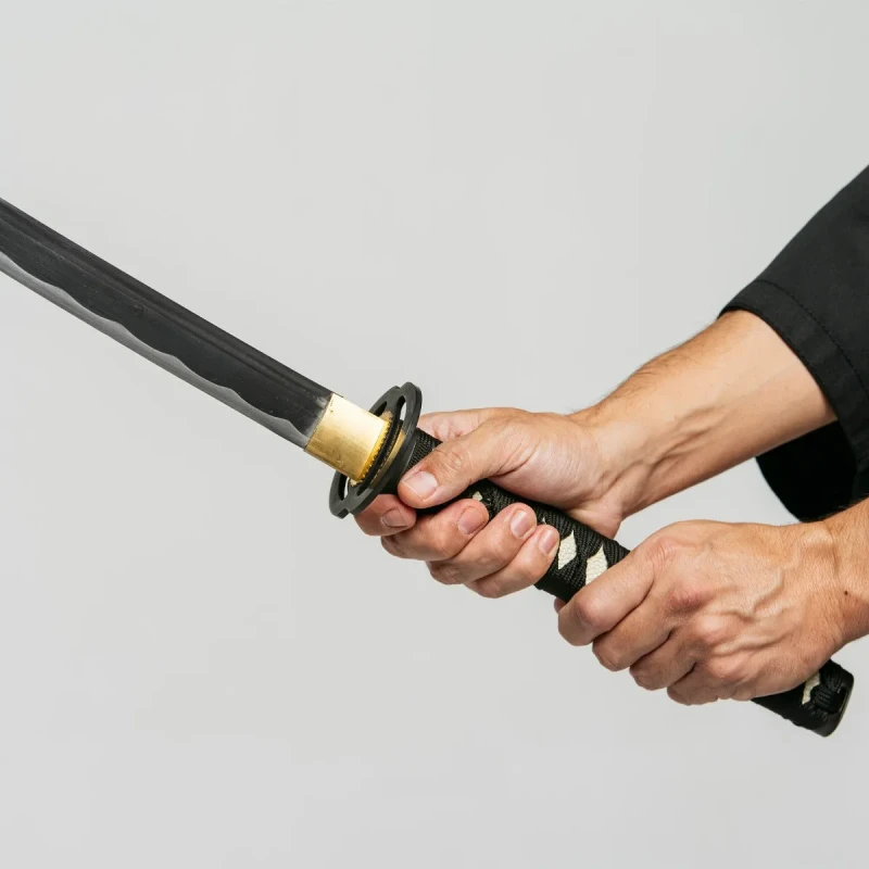 katana z czarną sayą