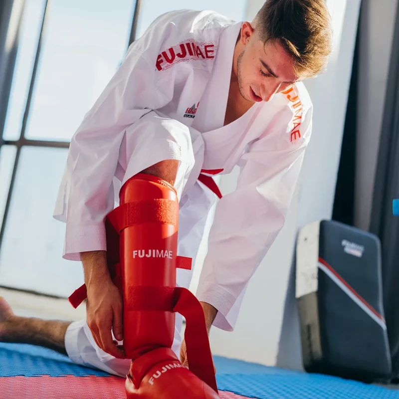 ochraniacze karate WKF czerwone