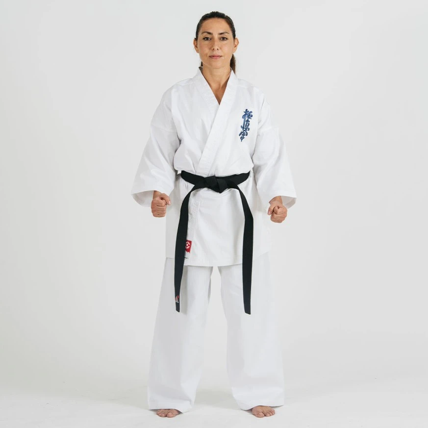 Bluza ma krój opracowany specjalnie pod kątem wymagań stylu Kyokushin – jest obs