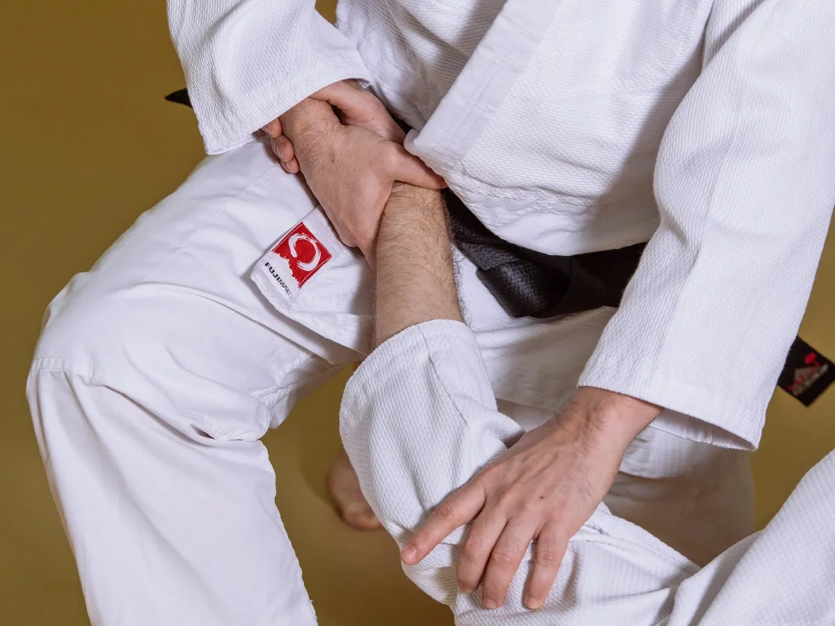 Jak wiązać pas aikido? Instrukcja krok po kroku