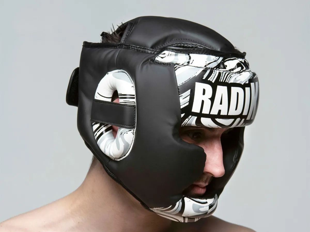 Kask bokserski do Krav Maga: z kratką czy bez kratki?