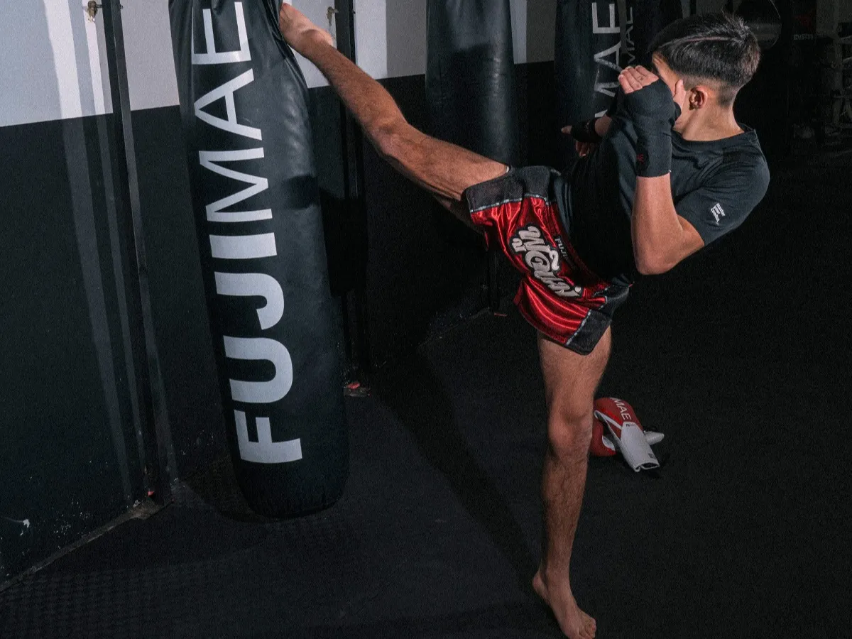 Worek treningowy muay thai i worek do kickboxingu – czym się różnią?
