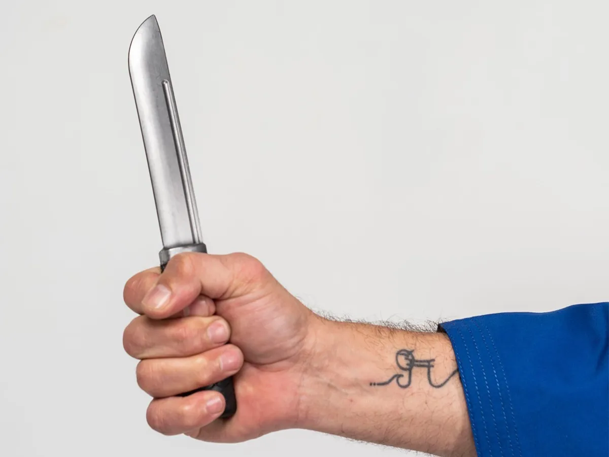 Nóż treningowy do Krav Maga i samoobrony: gumowy, aluminiowy czy karambit?