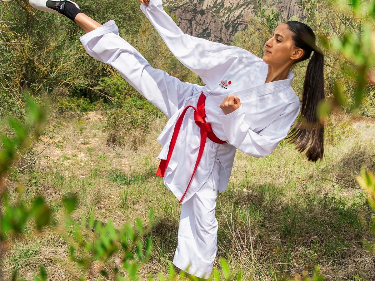 Karatega do kata a karatega do kumite – najważniejsze różnice w kroju, wadze i materiale